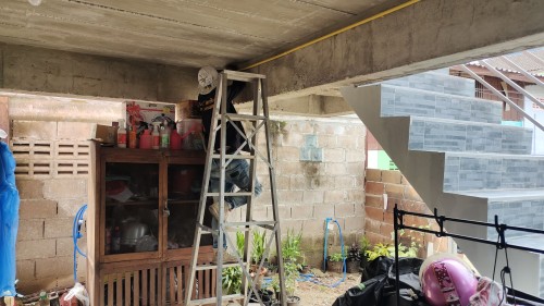 เจ้าหน้าที่กองยุทธศาสตร์และงบประมาณ ดำเนินการตามคำร้อง ขอติดตั้งเคเบิ้ลทีวี ชุมชนร่วมใจ