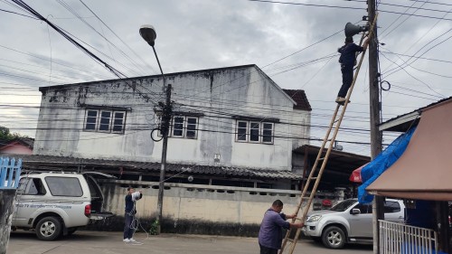 เจ้าหน้าที่กองยุทธศาสตร์และงบประมาณ ดำเนินการตามคำร้องขอซ่อมแซมเคเบิ้ลทีวี ชุมชนจ๊อกจอ