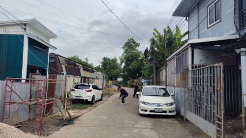 เจ้าหน้าที่กองยุทธศาสตร์และงบประมาณ ดำเนินการตามคำร้องขอซ่อมแซมเคเบิ้ลทีวี ชุมชนจ๊อกจอ