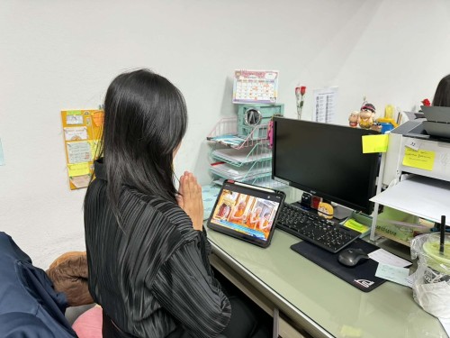 เทศบาลนครแม่สอดเข้าร่วมพิธีเจริญพระพุทธมนต์ บำเพ็ญจิตตภาวนา (ออนไลน์) วัดเขียนเขต พระอารามหลวง จ.ปทุมธานี