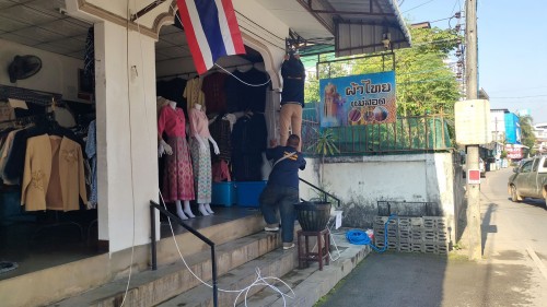 เจ้าหน้าที่กองยุทธศาสตร์และงบประมาณ ดำเนินการตามคำร้องขอติดตั้งเคเบิ้ลทีวี ชุมชนชุมพลพัฒนา