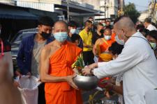 กิจกรรมบุญตักบตร และประพรมน้ำมนต์ ข้าวดอกไม้ เสริมสร้างสิริมงคลและขวัญกำลังใจให้แก่พุทธศาสนิกชนชาวอำเภอแม่สอด