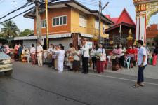 กิจกรรมบุญตักบตร และประพรมน้ำมนต์ ข้าวดอกไม้ เสริมสร้างสิริมงคลและขวัญกำลังใจให้แก่พุทธศาสนิกชนชาวอำเภอแม่สอด