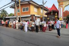กิจกรรมบุญตักบตร และประพรมน้ำมนต์ ข้าวดอกไม้ เสริมสร้างสิริมงคลและขวัญกำลังใจให้แก่พุทธศาสนิกชนชาวอำเภอแม่สอด