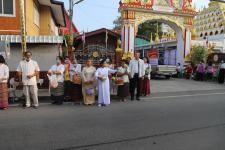 กิจกรรมบุญตักบตร และประพรมน้ำมนต์ ข้าวดอกไม้ เสริมสร้างสิริมงคลและขวัญกำลังใจให้แก่พุทธศาสนิกชนชาวอำเภอแม่สอด