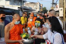 กิจกรรมบุญตักบตร และประพรมน้ำมนต์ ข้าวดอกไม้ เสริมสร้างสิริมงคลและขวัญกำลังใจให้แก่พุทธศาสนิกชนชาวอำเภอแม่สอด