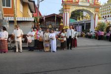 กิจกรรมบุญตักบตร และประพรมน้ำมนต์ ข้าวดอกไม้ เสริมสร้างสิริมงคลและขวัญกำลังใจให้แก่พุทธศาสนิกชนชาวอำเภอแม่สอด