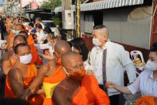 กิจกรรมบุญตักบตร และประพรมน้ำมนต์ ข้าวดอกไม้ เสริมสร้างสิริมงคลและขวัญกำลังใจให้แก่พุทธศาสนิกชนชาวอำเภอแม่สอด