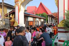 กิจกรรมบุญตักบตร และประพรมน้ำมนต์ ข้าวดอกไม้ เสริมสร้างสิริมงคลและขวัญกำลังใจให้แก่พุทธศาสนิกชนชาวอำเภอแม่สอด