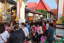 กิจกรรมบุญตักบตร และประพรมน้ำมนต์ ข้าวดอกไม้ เสริมสร้างสิริมงคลและขวัญกำลังใจให้แก่พุทธศาสนิกชนชาวอำเภอแม่สอด