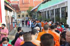 กิจกรรมบุญตักบตร และประพรมน้ำมนต์ ข้าวดอกไม้ เสริมสร้างสิริมงคลและขวัญกำลังใจให้แก่พุทธศาสนิกชนชาวอำเภอแม่สอด