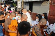 กิจกรรมบุญตักบตร และประพรมน้ำมนต์ ข้าวดอกไม้ เสริมสร้างสิริมงคลและขวัญกำลังใจให้แก่พุทธศาสนิกชนชาวอำเภอแม่สอด