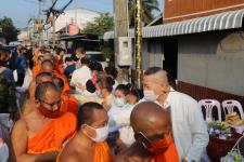 กิจกรรมบุญตักบตร และประพรมน้ำมนต์ ข้าวดอกไม้ เสริมสร้างสิริมงคลและขวัญกำลังใจให้แก่พุทธศาสนิกชนชาวอำเภอแม่สอด