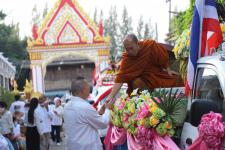 กิจกรรมบุญตักบตร และประพรมน้ำมนต์ ข้าวดอกไม้ เสริมสร้างสิริมงคลและขวัญกำลังใจให้แก่พุทธศาสนิกชนชาวอำเภอแม่สอด