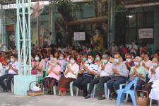 กิจกรรมบุญตักบตร และประพรมน้ำมนต์ ข้าวดอกไม้ เสริมสร้างสิริมงคลและขวัญกำลังใจให้แก่พุทธศาสนิกชนชาวอำเภอแม่สอด