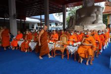 กิจกรรมบุญตักบตร และประพรมน้ำมนต์ ข้าวดอกไม้ เสริมสร้างสิริมงคลและขวัญกำลังใจให้แก่พุทธศาสนิกชนชาวอำเภอแม่สอด