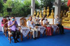 กิจกรรมบุญตักบตร และประพรมน้ำมนต์ ข้าวดอกไม้ เสริมสร้างสิริมงคลและขวัญกำลังใจให้แก่พุทธศาสนิกชนชาวอำเภอแม่สอด