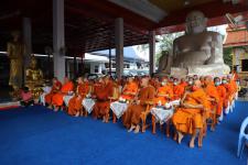 กิจกรรมบุญตักบตร และประพรมน้ำมนต์ ข้าวดอกไม้ เสริมสร้างสิริมงคลและขวัญกำลังใจให้แก่พุทธศาสนิกชนชาวอำเภอแม่สอด