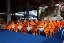 กิจกรรมบุญตักบตร และประพรมน้ำมนต์ ข้าวดอกไม้ เสริมสร้างสิริมงคลและขวัญกำลังใจให้แก่พุทธศาสนิกชนชาวอำเภอแม่สอด