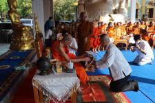 กิจกรรมบุญตักบตร และประพรมน้ำมนต์ ข้าวดอกไม้ เสริมสร้างสิริมงคลและขวัญกำลังใจให้แก่พุทธศาสนิกชนชาวอำเภอแม่สอด