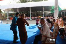 กิจกรรมบุญตักบตร และประพรมน้ำมนต์ ข้าวดอกไม้ เสริมสร้างสิริมงคลและขวัญกำลังใจให้แก่พุทธศาสนิกชนชาวอำเภอแม่สอด