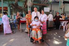 กิจกรรมบุญตักบตร และประพรมน้ำมนต์ ข้าวดอกไม้ เสริมสร้างสิริมงคลและขวัญกำลังใจให้แก่พุทธศาสนิกชนชาวอำเภอแม่สอด