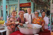 กิจกรรมบุญตักบตร และประพรมน้ำมนต์ ข้าวดอกไม้ เสริมสร้างสิริมงคลและขวัญกำลังใจให้แก่พุทธศาสนิกชนชาวอำเภอแม่สอด