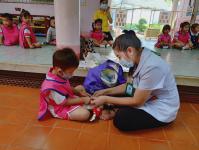 คลินิกชุมชนอบอุ่น ออกให้บริการตรวจสุขภาพเด็กปฐมวัยในศูนย์พัฒนาเด็กเล็กสังกัดเทศบาลนครแม่สอด 