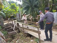 นายกุล  เครือวีระ รองนายกเทศมนตรีนครแม่สอด พร้อมด้วยกองช่างลงพื้นที่สำรวจถนนภายในเขตเทศบาลนครแม่สอด และพื้นที่ที่ชาวบ้านร้องเรียน