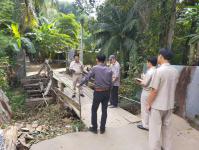 นายกุล  เครือวีระ รองนายกเทศมนตรีนครแม่สอด พร้อมด้วยกองช่างลงพื้นที่สำรวจถนนภายในเขตเทศบาลนครแม่สอด และพื้นที่ที่ชาวบ้านร้องเรียน