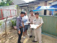 นายกุล  เครือวีระ รองนายกเทศมนตรีนครแม่สอด พร้อมด้วยกองช่างลงพื้นที่สำรวจถนนภายในเขตเทศบาลนครแม่สอด และพื้นที่ที่ชาวบ้านร้องเรียน