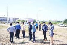 ร่วมประชุมตรวจสอบพื้นที่โครงการก่อสร้างสระว่ายน้ำชุมชนเทศบาลนครแม่สอด