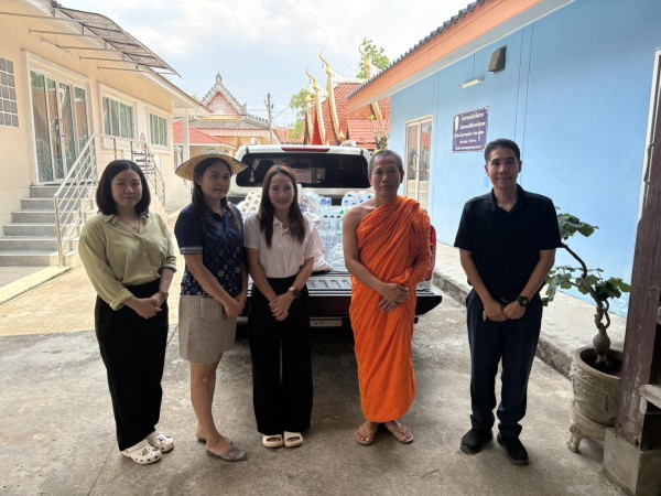 ฝ่ายสังคมสงเคราะห์ รับมอบน้ำดื่มเครื่องอุปโภค-บริโภค จากพระมหาเรวัตร ผู้ช่วยเจ้าอาวาสวัดดอนไชย