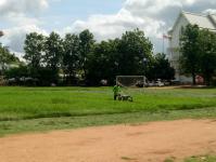 กองช่าง ให้ความอนุเคราะห์ตัดหญ้าบริเวณสนามกีฬาสมเด็จพระนเรศฯ