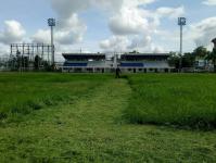 กองช่าง ให้ความอนุเคราะห์ตัดหญ้าบริเวณสนามกีฬาสมเด็จพระนเรศฯ