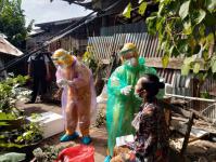 เจ้าหน้าที่คลินิกชุมชนอบอุ่นเทศบาลนครแม่สอด ออกติดตามกลุ่มเสี่ยงสัมผัสผู้ป่วยติดเชื้อไวรัสโคโรนา 2019 (COVID-19)ในเขตเทศบาลนครแม่สอด