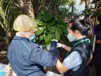 เจ้าหน้าที่คลินิกชุมชนอบอุ่นเทศบาลนครแม่สอด ออกติดตามกลุ่มเสี่ยงสัมผัสผู้ป่วยติดเชื้อไวรัสโคโรนา 2019 (COVID-19)ในเขตเทศบาลนครแม่สอด