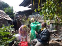 เจ้าหน้าที่คลินิกชุมชนอบอุ่นเทศบาลนครแม่สอด ออกติดตามกลุ่มเสี่ยงสัมผัสผู้ป่วยติดเชื้อไวรัสโคโรนา 2019 (COVID-19)ในเขตเทศบาลนครแม่สอด