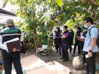 เจ้าหน้าที่คลินิกชุมชนอบอุ่นเทศบาลนครแม่สอด ออกติดตามกลุ่มเสี่ยงสัมผัสผู้ป่วยติดเชื้อไวรัสโคโรนา 2019 (COVID-19)ในเขตเทศบาลนครแม่สอด