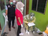 เจ้าหน้าที่คลินิกชุมชนอบอุ่นเทศบาลนครแม่สอด ออกติดตามกลุ่มเสี่ยงสัมผัสผู้ป่วยติดเชื้อไวรัสโคโรนา 2019 (COVID-19)ในเขตเทศบาลนครแม่สอด