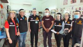 ดร.เทอดเกียรติ ชินสรนันท์ นายกเทศมนตรีนครแม่สอด พร้อมด้วย สมาชิกสภาเทศบาล คณะกรรมการช่วยเหลือประชาชน ลงพื้นที่แจกเฟสชิวให้แก่ร้านอาหาร ร้านตัดผม ร้านเสริมสวยในเขตเทศบาลนครแม่สอด