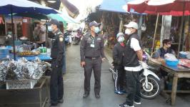 เจ้าหน้าที่กองสาธารณสุขฯ ออกตรวจร้านค้าตลาดในเขตเทศบาลนครแม่สอด