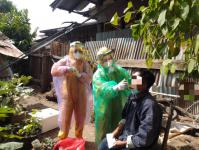 เจ้าหน้าที่กองสาธารณสุขและสิ่งแวดล้อม เจ้าหน้าที่คลินิกชุมชนอบอุ่น ออกพื้นที่ติดตามผู้สัมผัสใกล้ชิดผู้ป่วยโรคติดเชื้อไวรัสโคโรนา 2019 ในชุมชนชุมพลพัฒนาและชุมชนบัวคูณ  