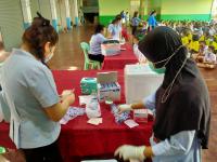 คลินิกชุมชนอบอุ่นฯ ออกให้บริการตรวจสุขภาพเด็กนักเรียนโรงเรียนเทศบาลวัดมณีไพรสณฑ์