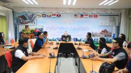 ดร.เทอดเกียรติ ชินสรนันท์ นายกเทศมนตรีนครแม่สอด พร้อมด้วย สมาชิกสภาเทศบาล คณะกรรมการช่วยเหลือประชาชน ลงพื้นที่แจกเฟสชิวให้แก่ร้านอาหาร ร้านตัดผม ร้านเสริมสวยในเขตเทศบาลนครแม่สอด