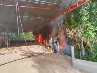 ดับเพลิงเเม่สอด ร่วม อบต.พระธาตุผาเเดง ทต.แม่กุ ระงับเหตุเพลิงไหม้โกดังสิงค้าศูนย์ IOM