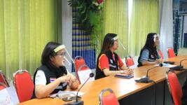 ดร.เทอดเกียรติ ชินสรนันท์ นายกเทศมนตรีนครแม่สอด พร้อมด้วย สมาชิกสภาเทศบาล คณะกรรมการช่วยเหลือประชาชน ลงพื้นที่แจกเฟสชิวให้แก่ร้านอาหาร ร้านตัดผม ร้านเสริมสวยในเขตเทศบาลนครแม่สอด