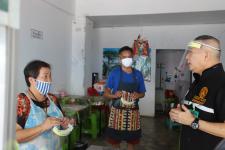 ดร.เทอดเกียรติ ชินสรนันท์ นายกเทศมนตรีนครแม่สอด พร้อมด้วย สมาชิกสภาเทศบาล คณะกรรมการช่วยเหลือประชาชน ลงพื้นที่แจกเฟสชิวให้แก่ร้านอาหาร ร้านตัดผม ร้านเสริมสวยในเขตเทศบาลนครแม่สอด