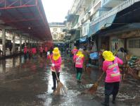 เทศบาลนครแม่สอด ดำเนินการฉีดล้างทำความสะอาด หลังการจัดระเบียบบริเวณตลาดท่ารถพบพระ