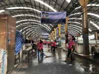 เทศบาลนครแม่สอด ล้างทำความสะอาดและฉีดพ่นน้ำยาฆ่าเชื้อ ตลาดพาเจริญ และบริเวณโดยรอบ 